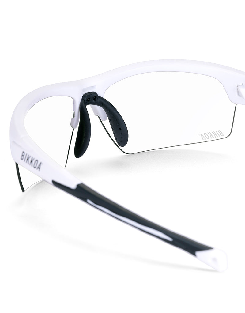 Gafas deportivas BIKKOA LAB con montura blanca mate y lente transparente, detalle de la patilla TR90 blanca mate y la lente transparente en sistema de doble lente - Protectora