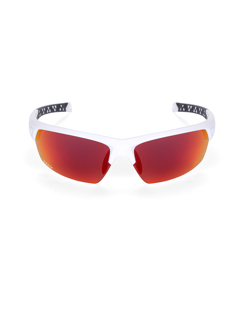 Gafas deportivas BIKKOA LAB con montura blanca mate y lente roja REVO, vista frontal con lente roja REVO, diseño de doble lente para máxima protección deportiva - Roja