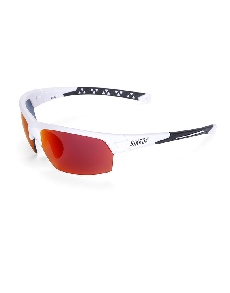 Gafas deportivas BIKKOA LAB con montura blanca mate y lente roja REVO, vista lateral izquierda del modelo LAB con montura blanca mate y lente roja REVO en estructura TR90 - Roja