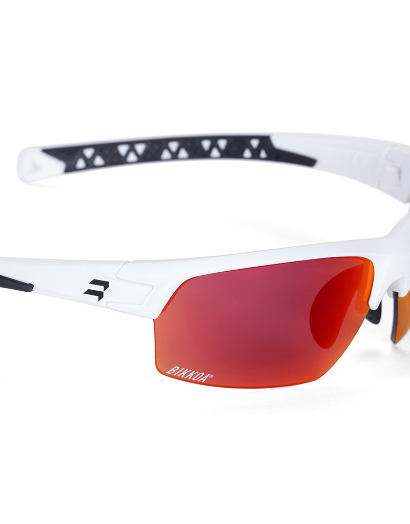 Gafas deportivas BIKKOA LAB con montura blanca mate y lente roja REVO, detalle de la patilla TR90 blanca mate y la lente roja REVO en sistema de doble lente - Roja