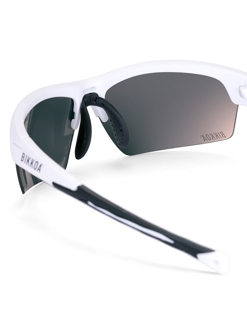 Gafas deportivas BIKKOA LAB con montura blanca mate y lente roja REVO, detalle de la patilla TR90 blanca mate y la lente roja REVO en sistema de doble lente - Roja