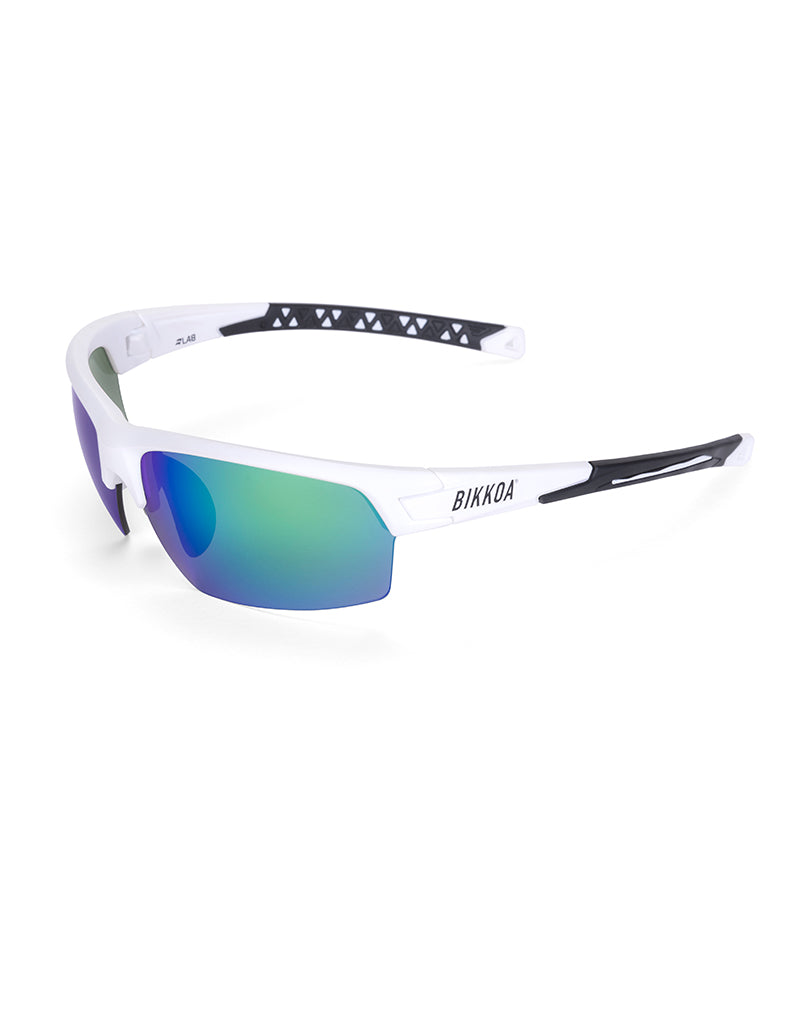 Gafas deportivas BIKKOA LAB con montura blanca mate y lente verde REVO, vista lateral izquierda del modelo LAB con montura blanca mate y lente verde REVO en estructura TR90 - Verde