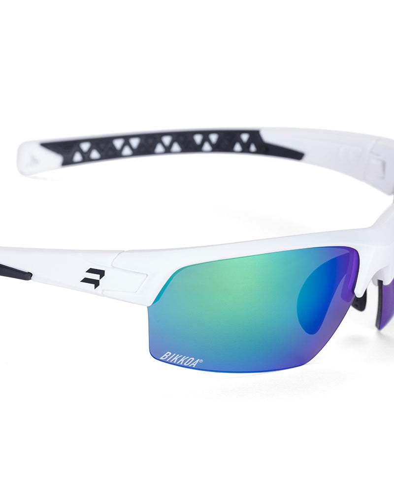 Gafas deportivas BIKKOA LAB con montura blanca mate y lente verde REVO, detalle de la patilla TR90 blanca mate y la lente verde REVO en sistema de doble lente - Verde