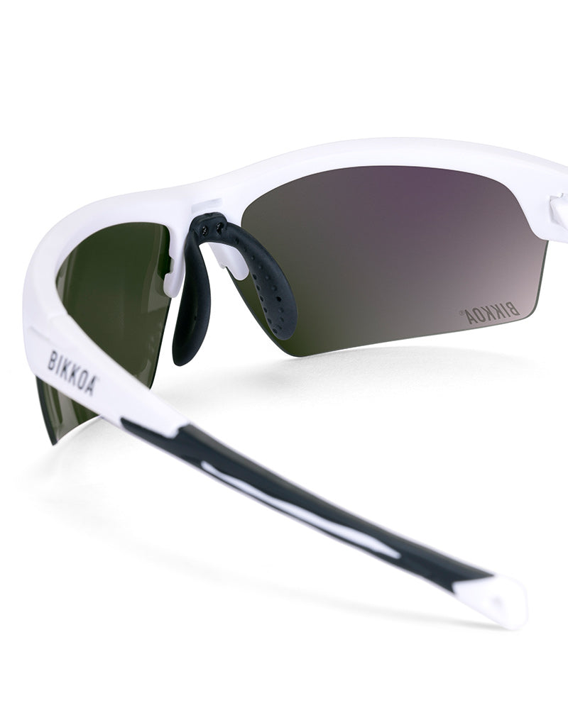 Gafas deportivas BIKKOA LAB con montura blanca mate y lente verde REVO, detalle de la patilla TR90 blanca mate y la lente verde REVO en sistema de doble lente - Verde