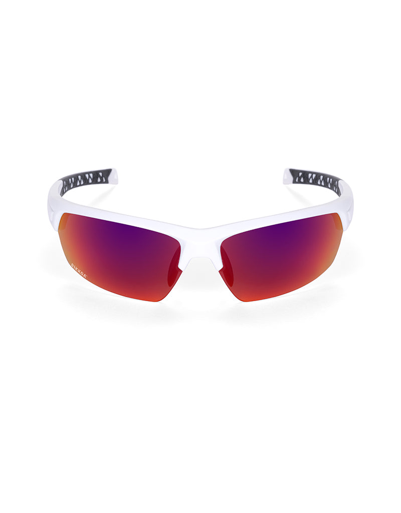 Gafas deportivas BIKKOA LAB con montura blanca mate y lente violeta REVO, vista frontal con lente violeta REVO, diseño de doble lente para máxima protección deportiva - Violeta