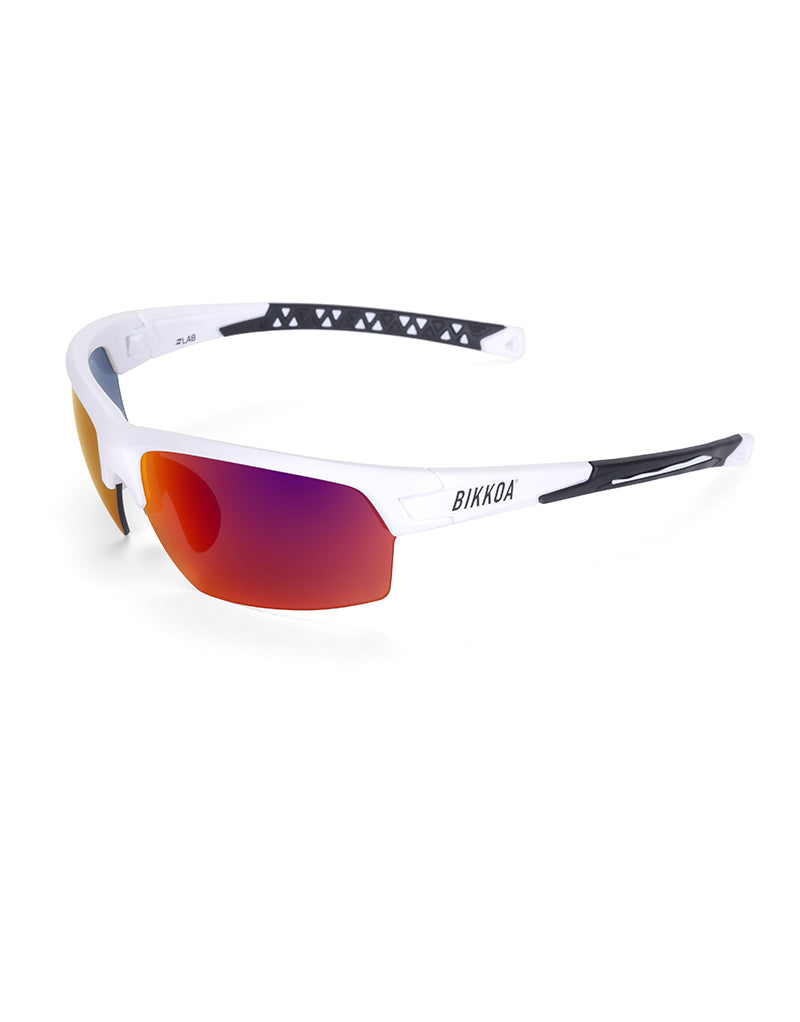 Gafas deportivas BIKKOA LAB con montura blanca mate y lente violeta REVO, vista lateral izquierda del modelo LAB con montura blanca mate y lente violeta REVO en estructura TR90 - Violeta