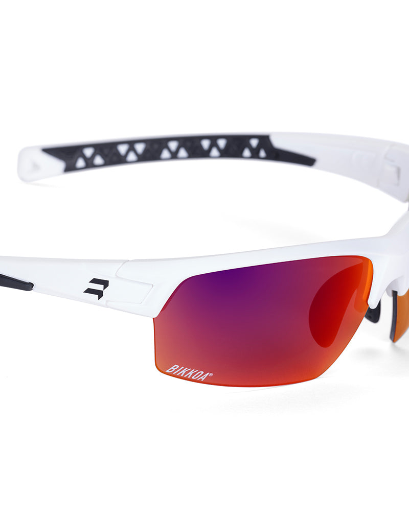Gafas deportivas BIKKOA LAB con montura blanca mate y lente violeta REVO, detalle de la patilla TR90 blanca mate y la lente violeta REVO en sistema de doble lente - Violeta