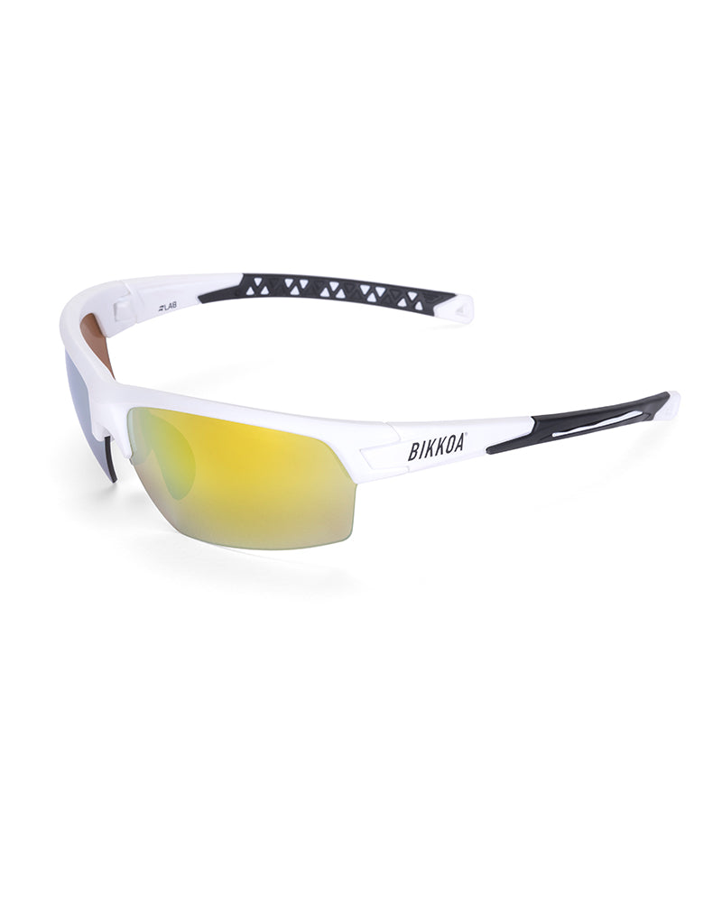 Gafas deportivas BIKKOA LAB con montura blanca mate y lente dorada REVO, vista lateral izquierda del modelo LAB con montura blanca mate y lente dorada REVO en estructura TR90 - Dorada