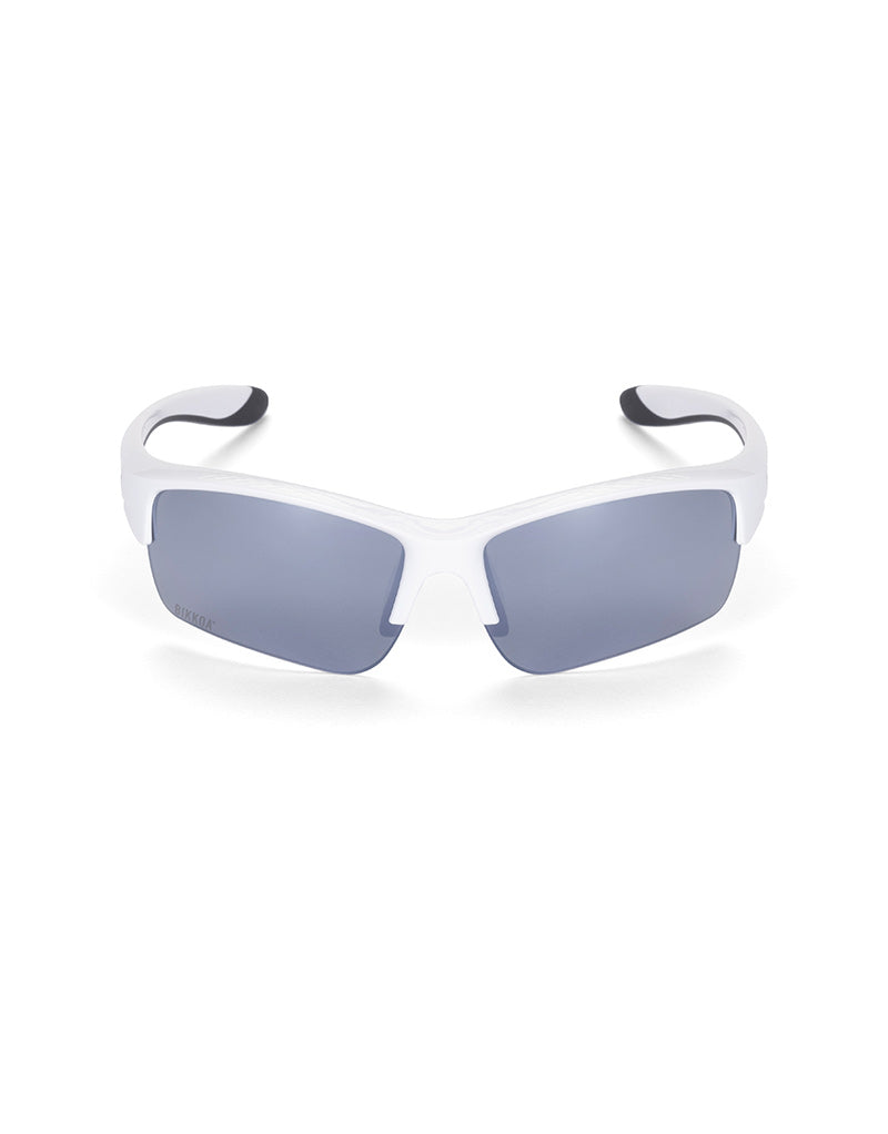 Gafas deportivas infantiles BIKKOA JUNIOR con montura blanca y lente plateada espejada para alta luminosidad y estilo, vista frontal con lente plateada espejada para alta luminosidad y estilo, diseño multideporte para ciclismo, running o deportes escolares - Plateada