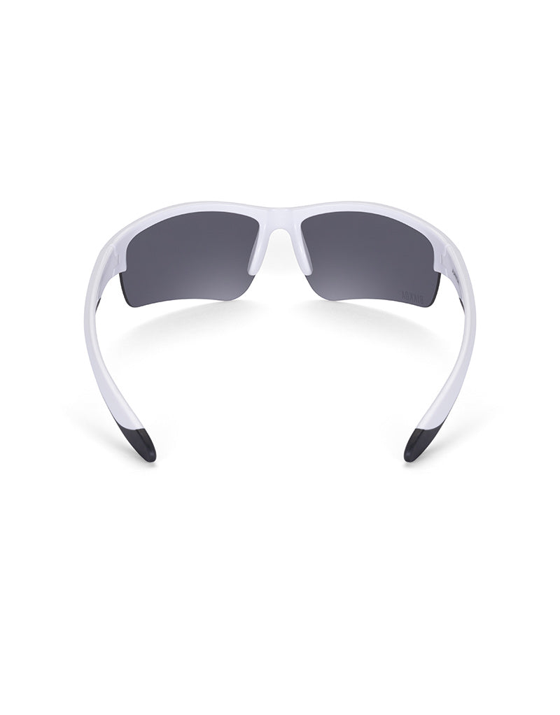 Gafas deportivas infantiles BIKKOA JUNIOR con montura blanca y lente plateada espejada para alta luminosidad y estilo, vista trasera del modelo JUNIOR con montura blanca y puente nasal ergonómico - Plateada
