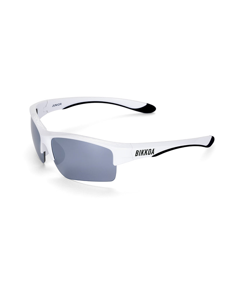 Gafas deportivas infantiles BIKKOA JUNIOR con montura blanca y lente plateada espejada para alta luminosidad y estilo, vista lateral izquierda del modelo JUNIOR con montura blanca y lente plateada espejada para alta luminosidad y estilo - Plateada
