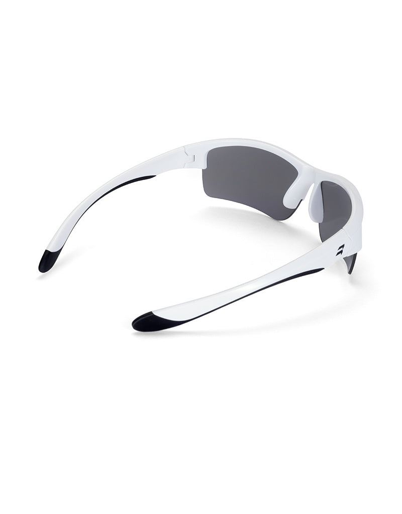 Gafas deportivas infantiles BIKKOA JUNIOR con montura blanca y lente plateada espejada para alta luminosidad y estilo, vista trasera lateral derecha mostrando patillas flexibles para ajuste cómodo en niños y niñas - Plateada