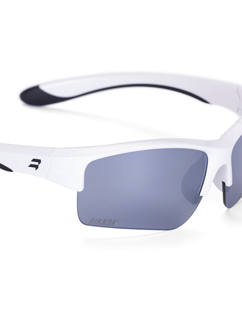 Gafas deportivas infantiles BIKKOA JUNIOR con montura blanca y lente plateada espejada para alta luminosidad y estilo, detalle lateral de la patilla ligera y la lente plateada espejada para alta luminosidad y estilo para uso infantil - Plateada