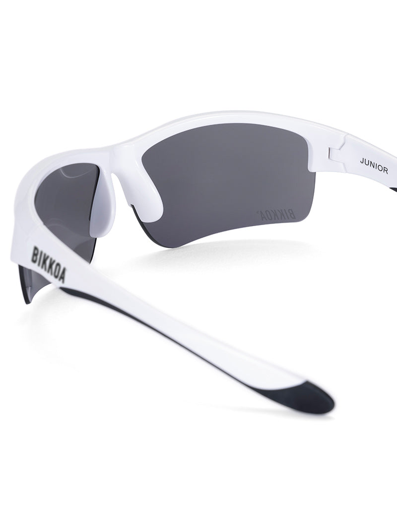 Gafas deportivas infantiles BIKKOA JUNIOR con montura blanca y lente plateada espejada para alta luminosidad y estilo, detalle lateral de la patilla ligera y la lente plateada espejada para alta luminosidad y estilo para uso infantil - Plateada