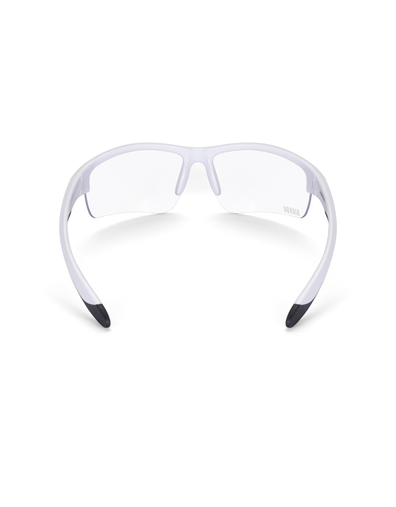 Gafas deportivas infantiles BIKKOA JUNIOR con montura blanca y lente transparente protectora ideal para interior o poca luz, vista trasera del modelo JUNIOR con montura blanca y puente nasal ergonómico - Protectora