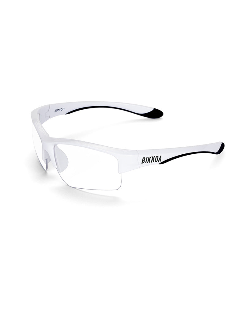 Gafas deportivas infantiles BIKKOA JUNIOR con montura blanca y lente transparente protectora ideal para interior o poca luz, vista lateral izquierda del modelo JUNIOR con montura blanca y lente transparente protectora ideal para interior o poca luz - Protectora