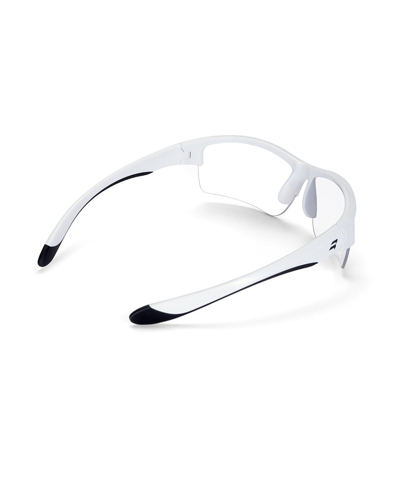 Gafas deportivas infantiles BIKKOA JUNIOR con montura blanca y lente transparente protectora ideal para interior o poca luz, vista trasera lateral derecha mostrando patillas flexibles para ajuste cómodo en niños y niñas - Protectora