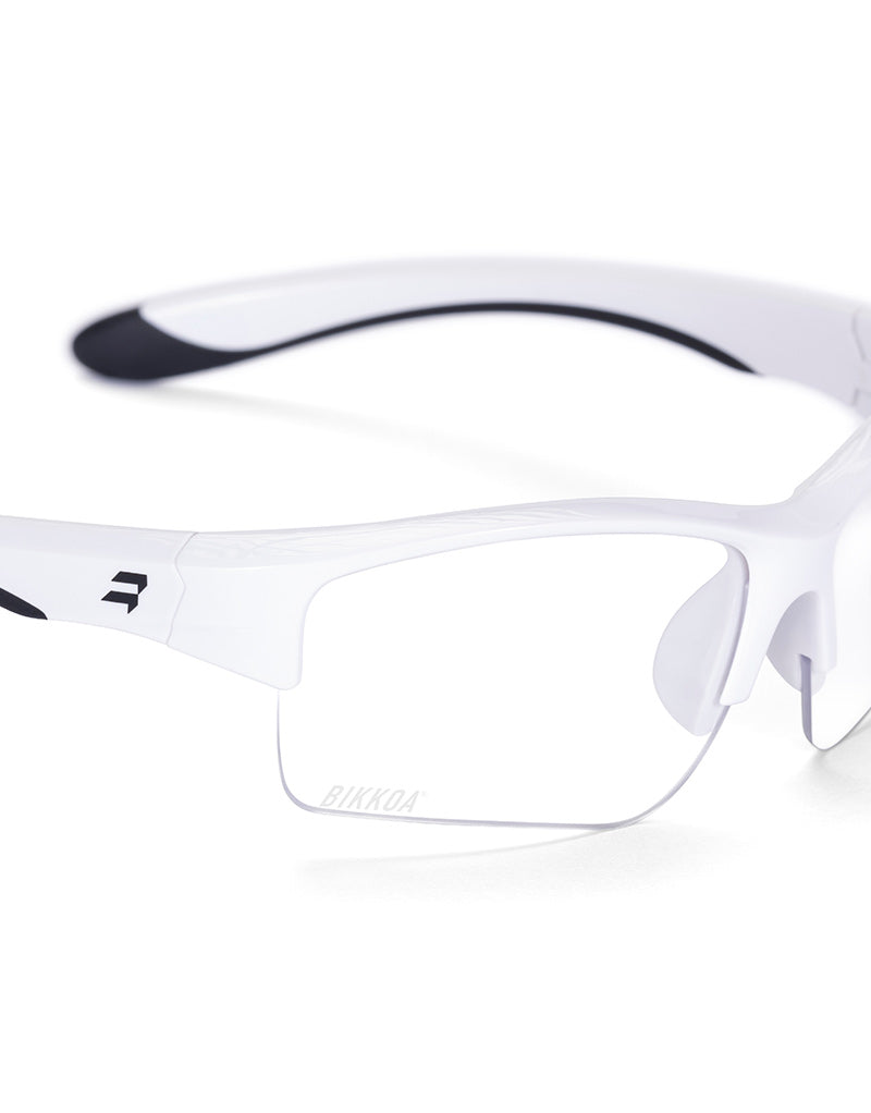 Gafas deportivas infantiles BIKKOA JUNIOR con montura blanca y lente transparente protectora ideal para interior o poca luz, detalle lateral de la patilla ligera y la lente transparente protectora ideal para interior o poca luz para uso infantil - Protectora