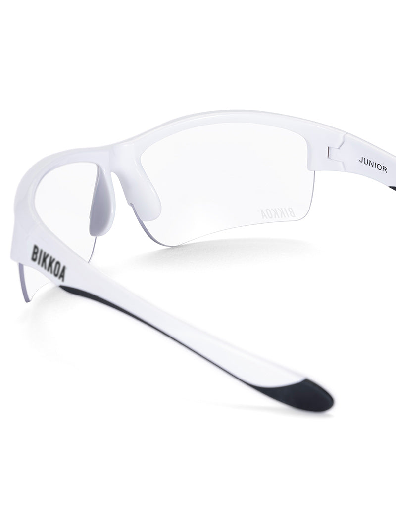 Gafas deportivas infantiles BIKKOA JUNIOR con montura blanca y lente transparente protectora ideal para interior o poca luz, detalle lateral de la patilla ligera y la lente transparente protectora ideal para interior o poca luz para uso infantil - Protectora