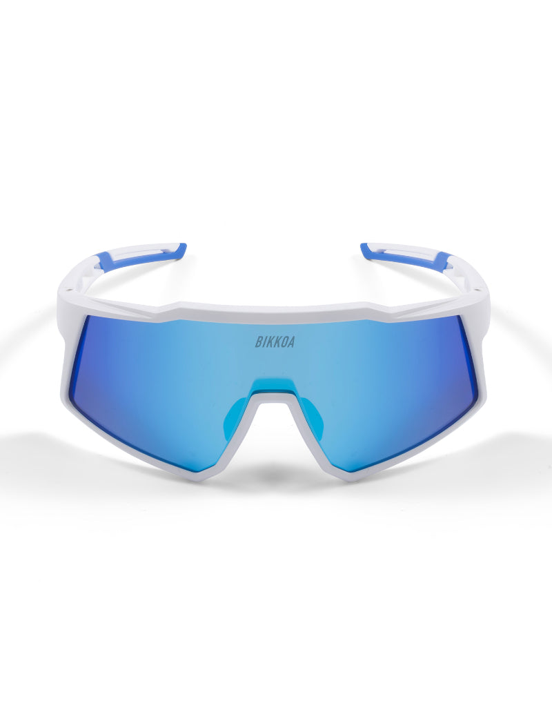 Diseño de gafas deportivas infantiles BIKKOA VARYS blancas con lente azul - Azul