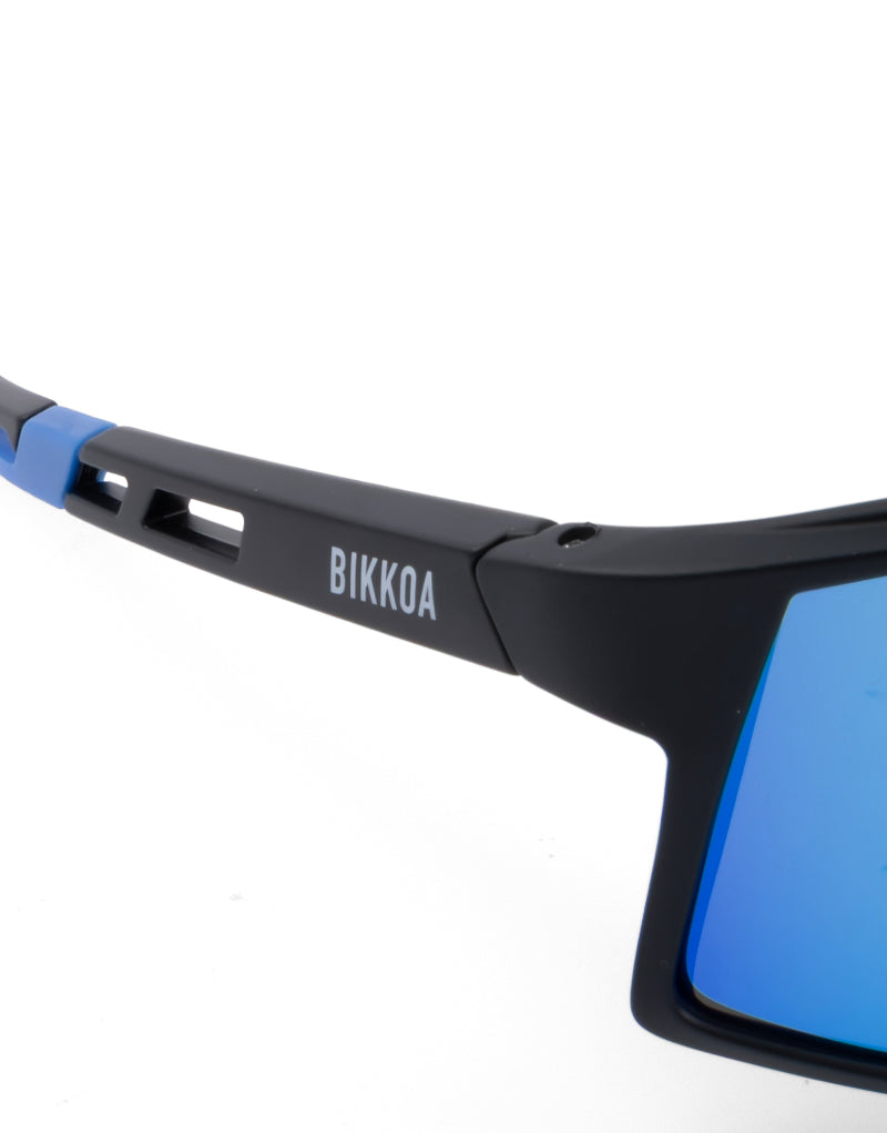 Detalle de lente azul navy y montura azul en gafas deportivas infantiles BIKKOA VARYS - Azul Navy