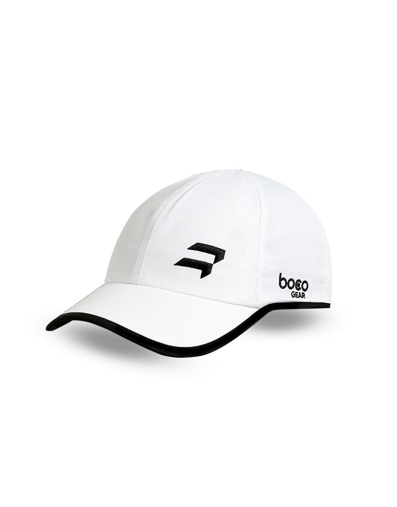 Vista frontal de la gorra bikkoa® C1 blanca con diseño limpio y logotipo en contraste – Gorra deportiva BIKKOA® C1 blanca diseñada para rendimiento, estilo y ventilación en entrenamientos intensos.