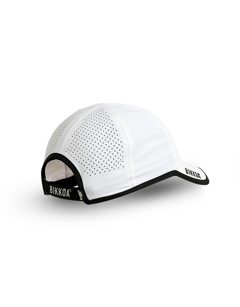 Parte trasera de la gorra C1 con cierre ajustable y acabado técnico – Gorra deportiva BIKKOA® C1 blanca diseñada para rendimiento, estilo y ventilación en entrenamientos intensos.