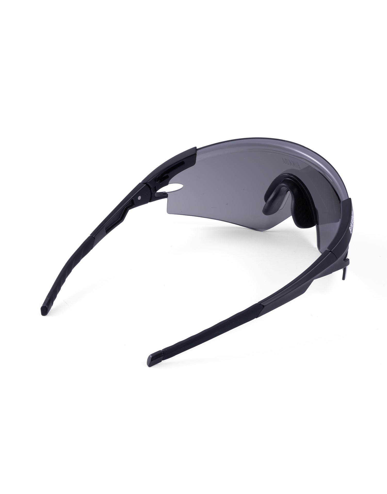 Gafas de ciclismo BIKKOA AERION negras, vista trasera lateral derecha con diseño envolvente y patillas ergonómicas - Plateada