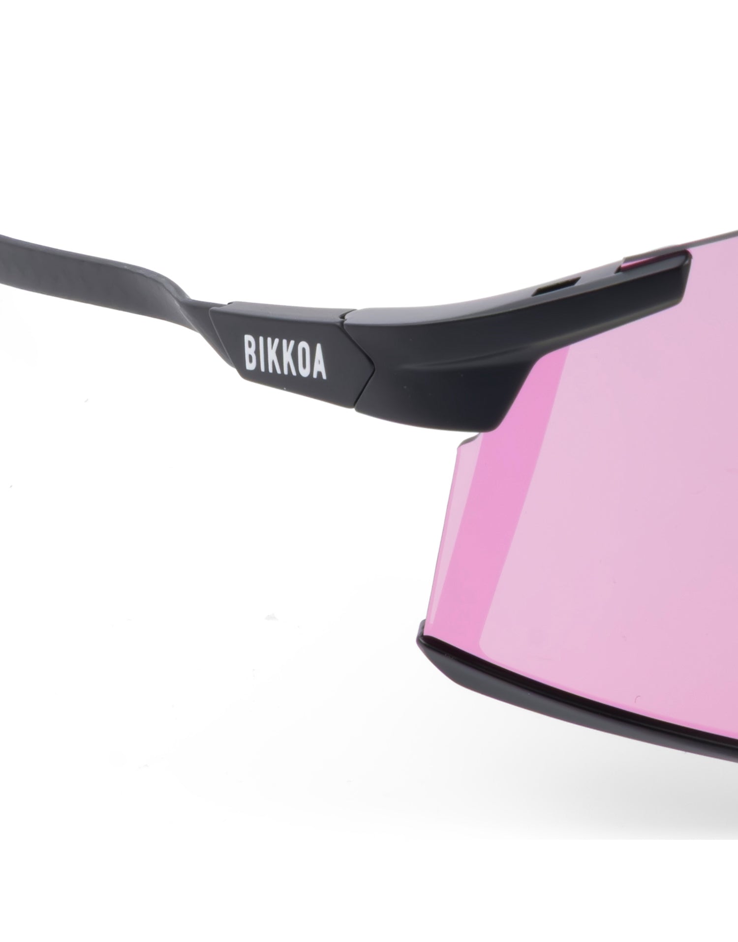 Detalle de la lente rosa y patilla de carbono en las gafas BIKKOA ELION - Rosa