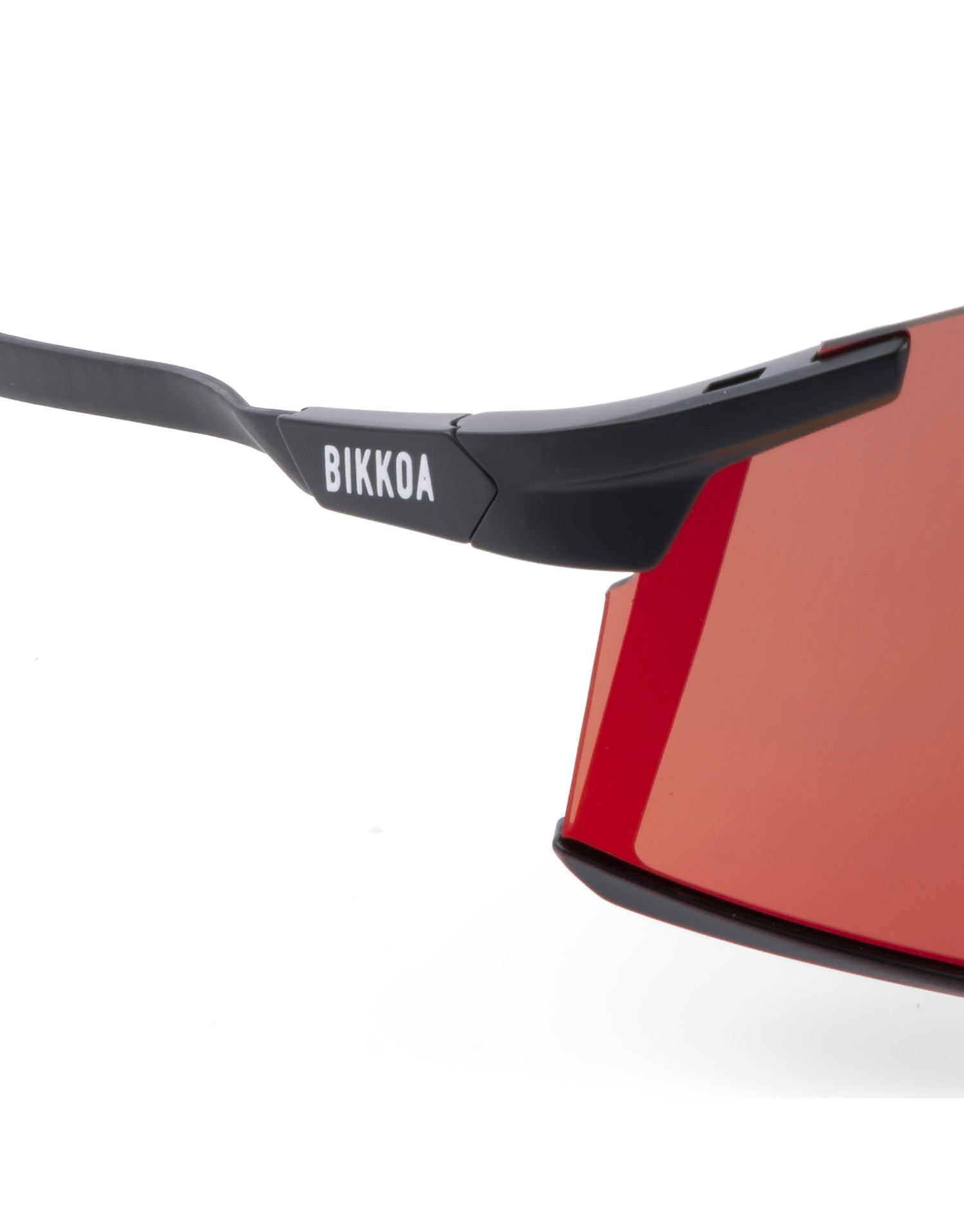 Detalle de la lente roja y patilla de carbono en las gafas BIKKOA ELION - Roja