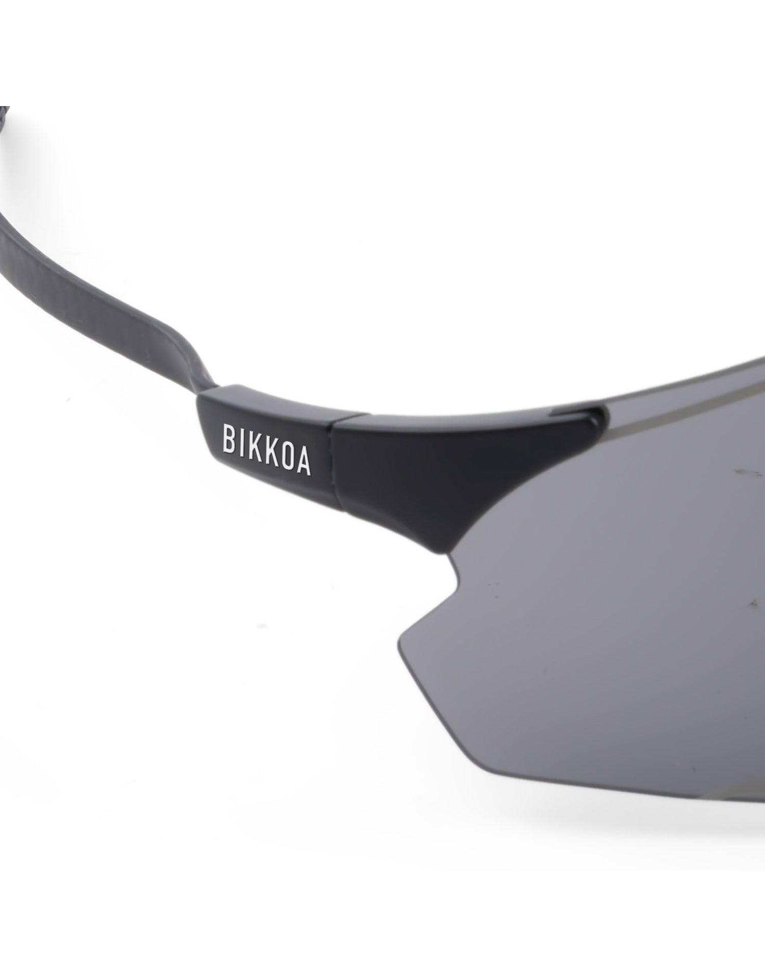 Detalle de la lente negra y patilla de carbono en las gafas BIKKOA EXON -Negro