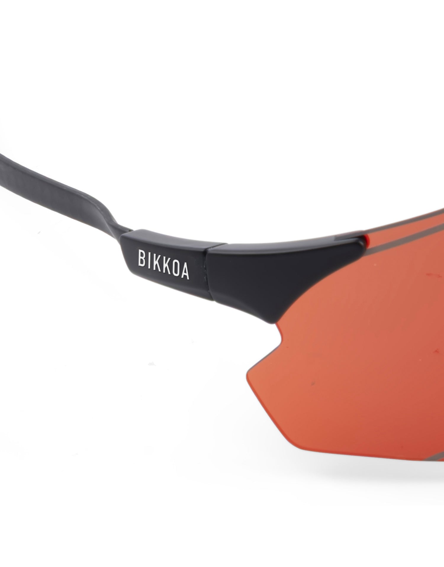 Detalle de la lente roja y patilla de carbono en las gafas BIKKOA EXON - Roja