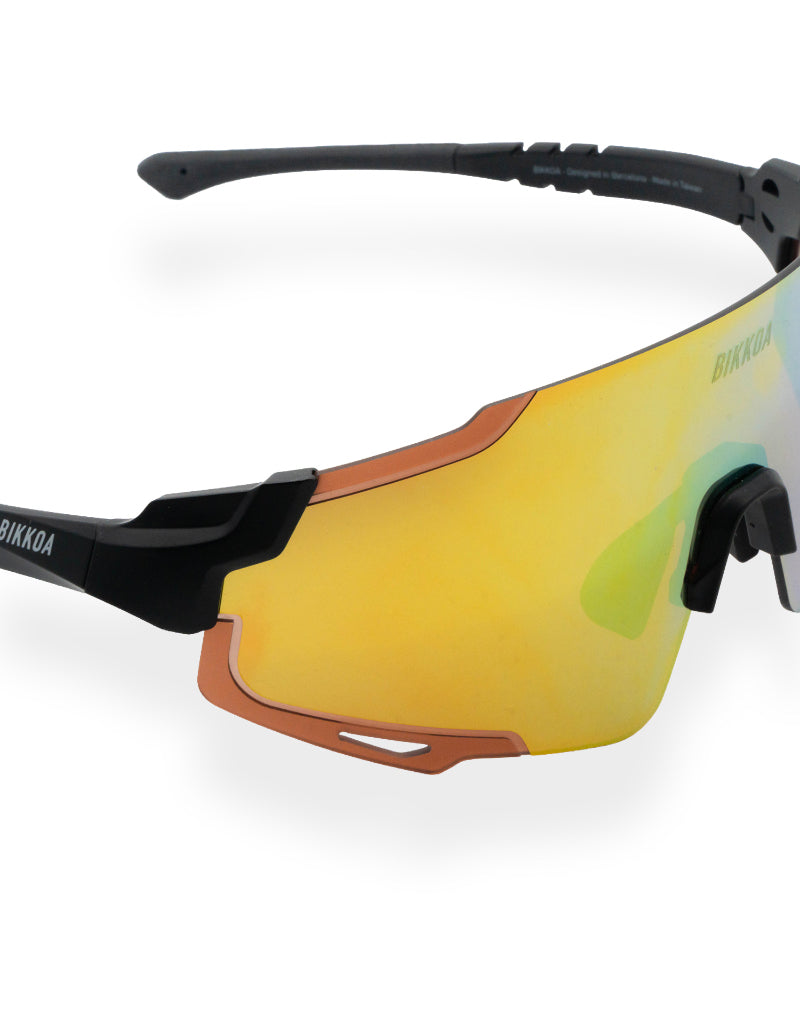 Detalle lateral de gafas BIKKOA KORU bronce con lente técnica espejo y diseño aerodinámico - Bronce