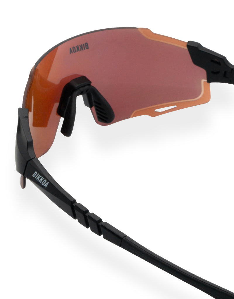 Detalle interior de gafas BIKKOA KORU bronce con soporte nasal ergonómico y ajuste deportivo - Bronce