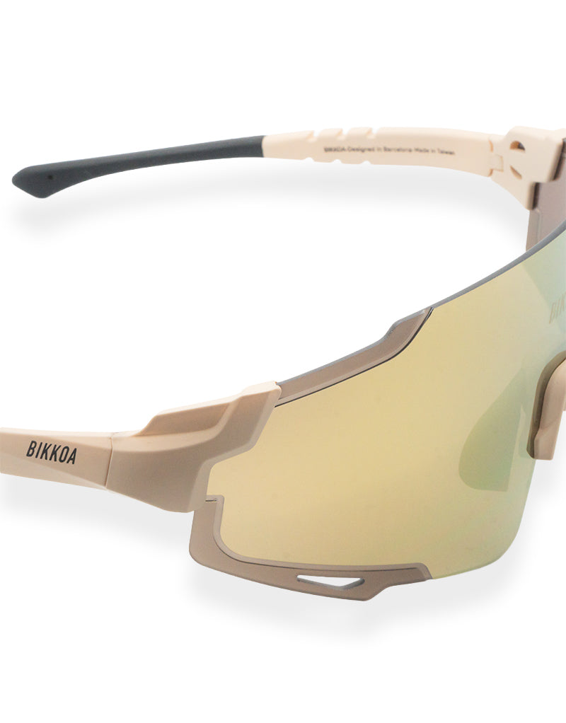 Detalle lente KORU con ventilación integrada - Dorada