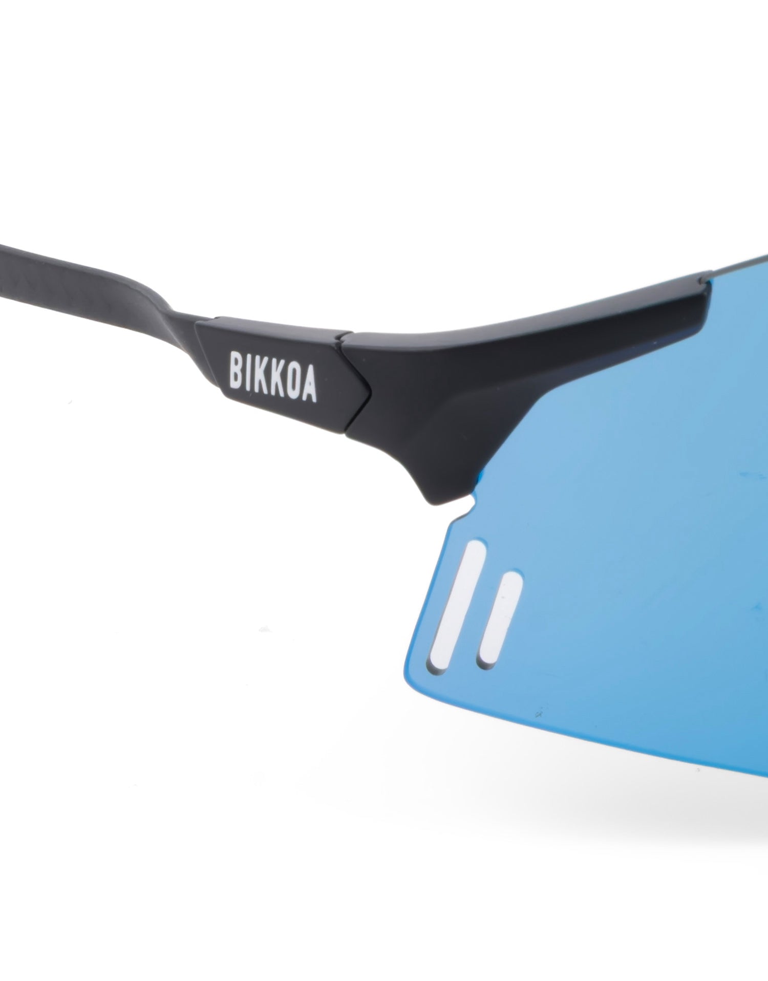 Detalle de la lente azul y patilla de carbono en las gafas BIKKOA NEXORA - Azul