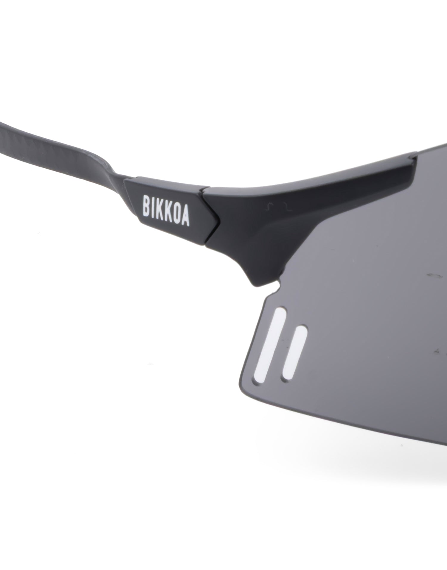 Detalle de la lente negra y patilla de carbono en las gafas BIKKOA NEXORA -Negro