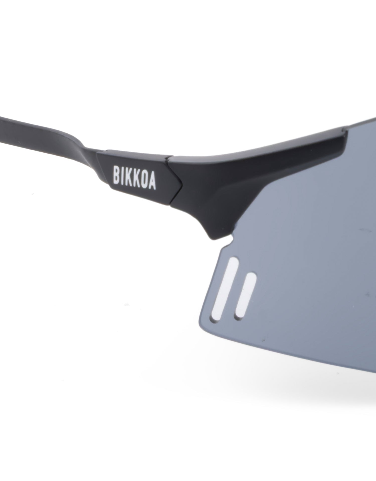 Detalle de la lente plateada y patilla de carbono en las gafas BIKKOA NEXORA - Plateada