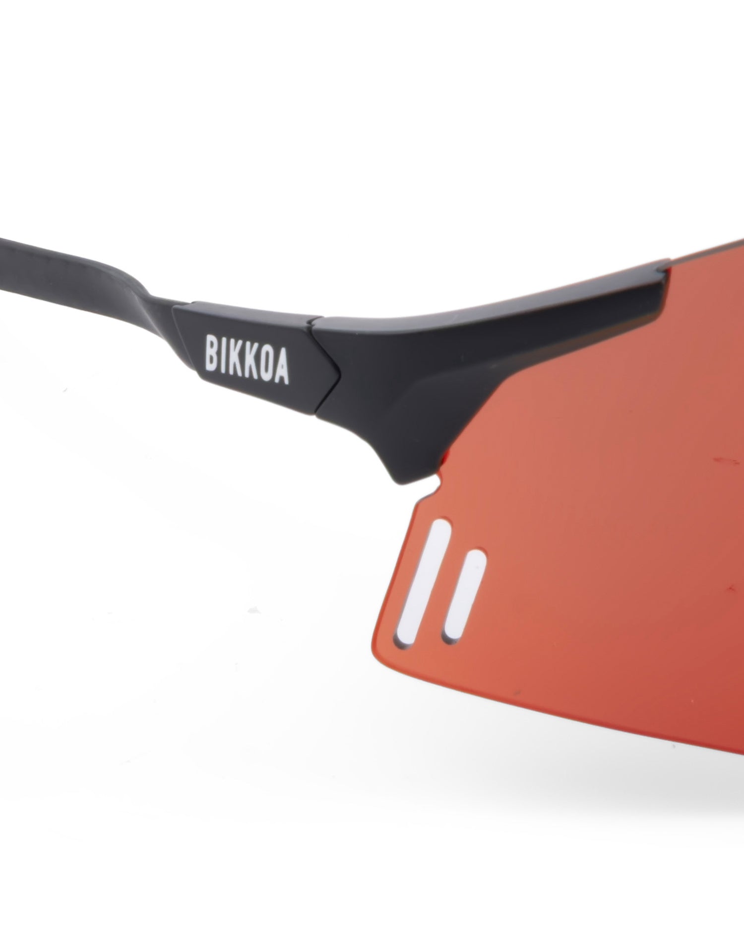Detalle de la lente roja y patilla de carbono en las gafas BIKKOA NEXORA - Roja
