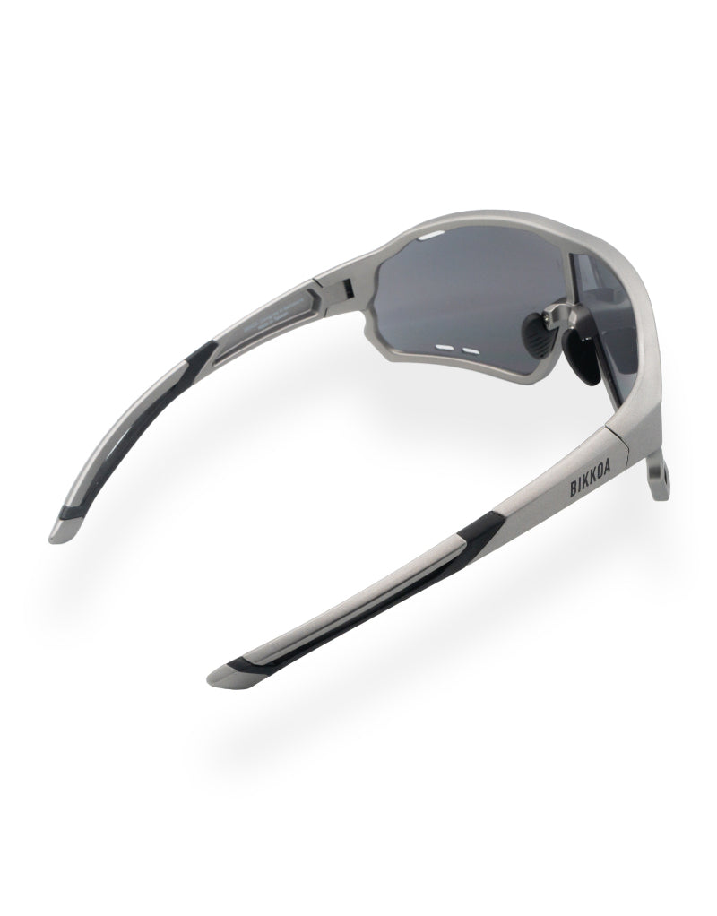 Vista trasera lateral de gafas BIKKOA NEXO negras con ajuste ergonómico y estabilidad para deporte - Negra