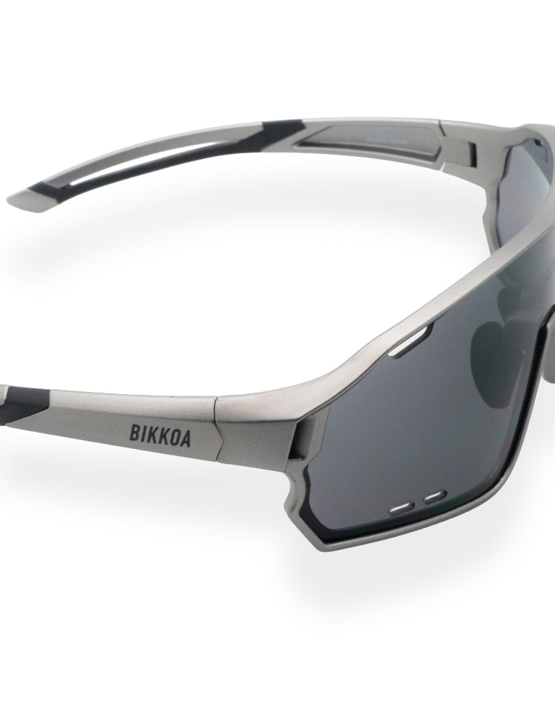 Detalle lateral de gafas BIKKOA NEXO negras con acabado premium y diseño aerodinámico - Negra