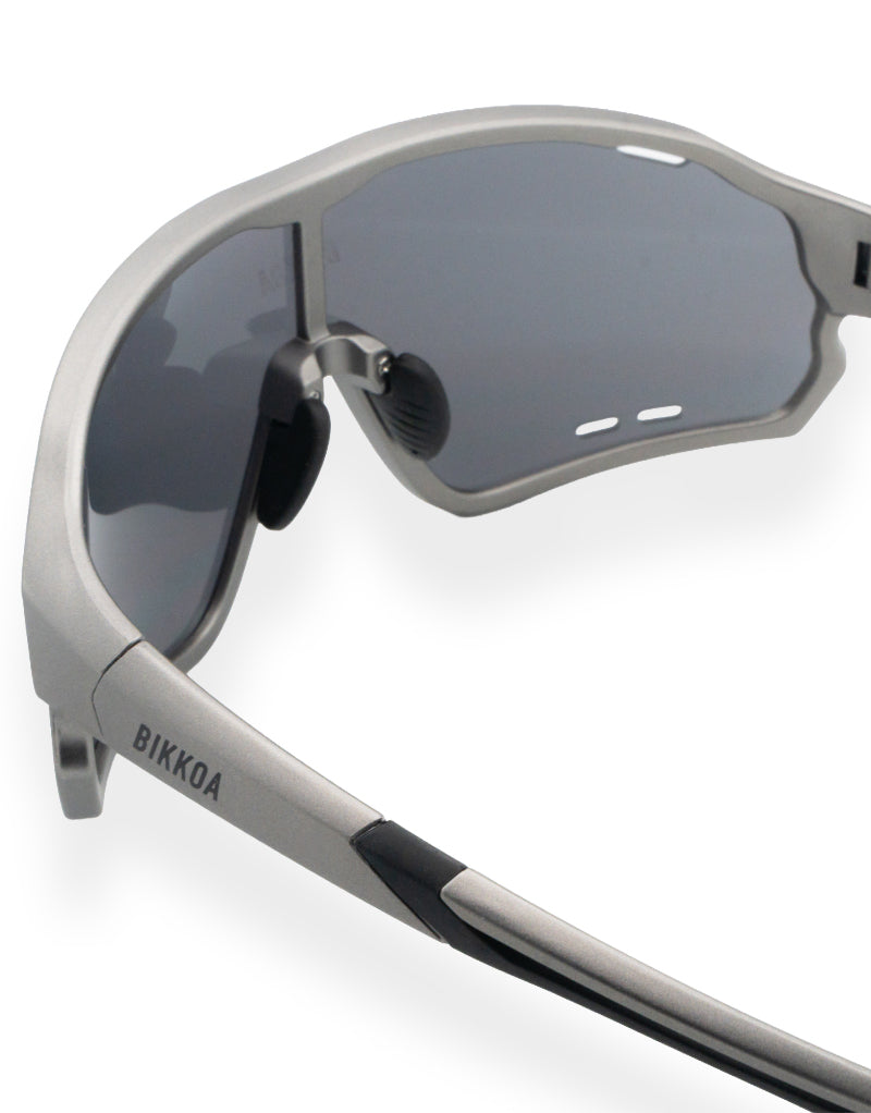 Detalle interior de gafas deportivas BIKKOA NEXO negras con lente técnica y soporte nasal ergonómico - Negra
