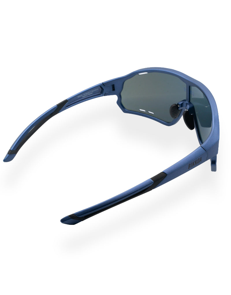 Vista trasera lateral de gafas BIKKOA NEXO azul navy con ajuste ergonómico y estabilidad en movimiento - Azul Navy