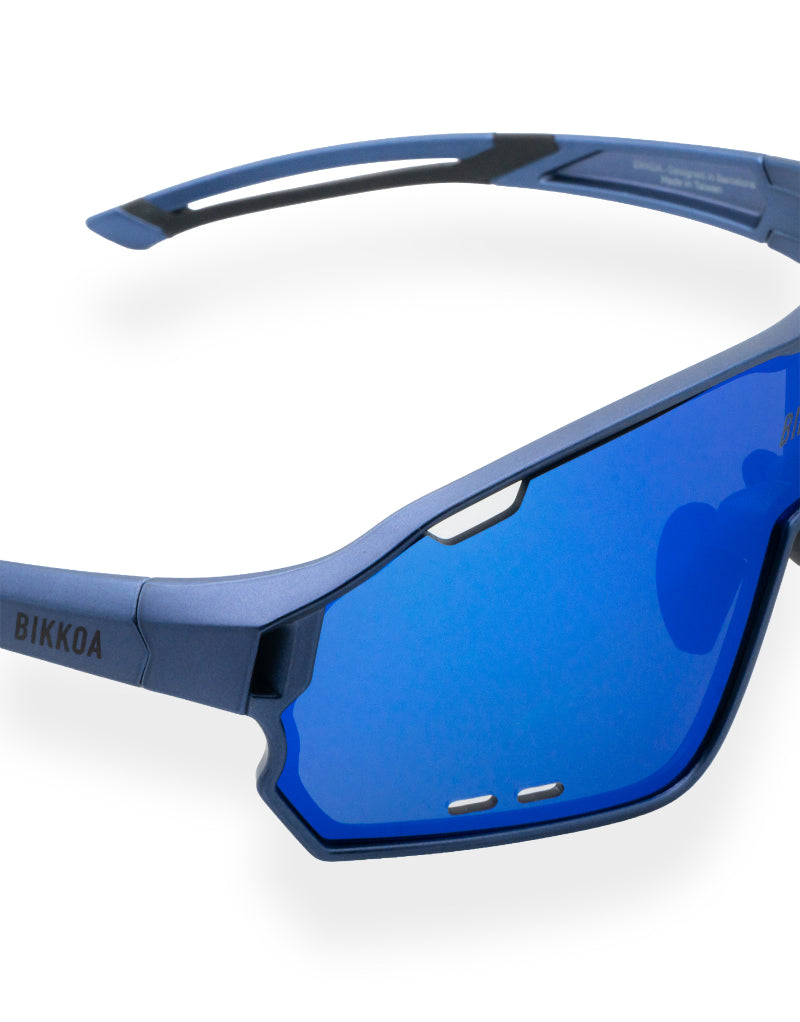 Detalle lateral de gafas BIKKOA NEXO azul navy con acabado deportivo y diseño aerodinámico - Azul Navy