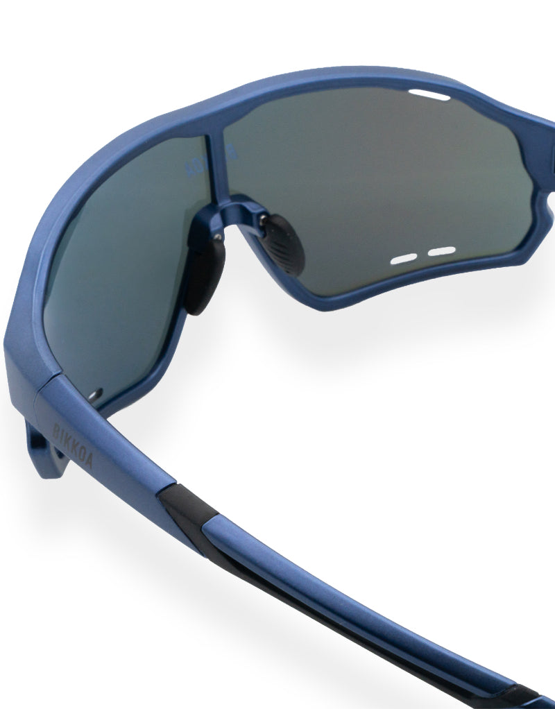 Detalle interior de gafas BIKKOA NEXO azul navy con lente técnica y soporte nasal ergonómico - Azul Navy