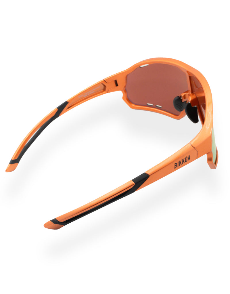 Vista trasera lateral de gafas BIKKOA NEXO bronce con ajuste ergonómico y estabilidad en movimiento - Bronce