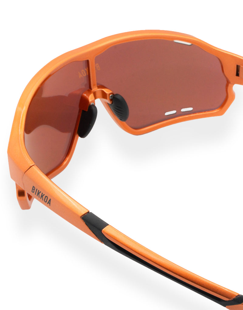 Detalle interior de gafas BIKKOA NEXO bronce con lente técnica y soporte nasal ergonómico - Bronce