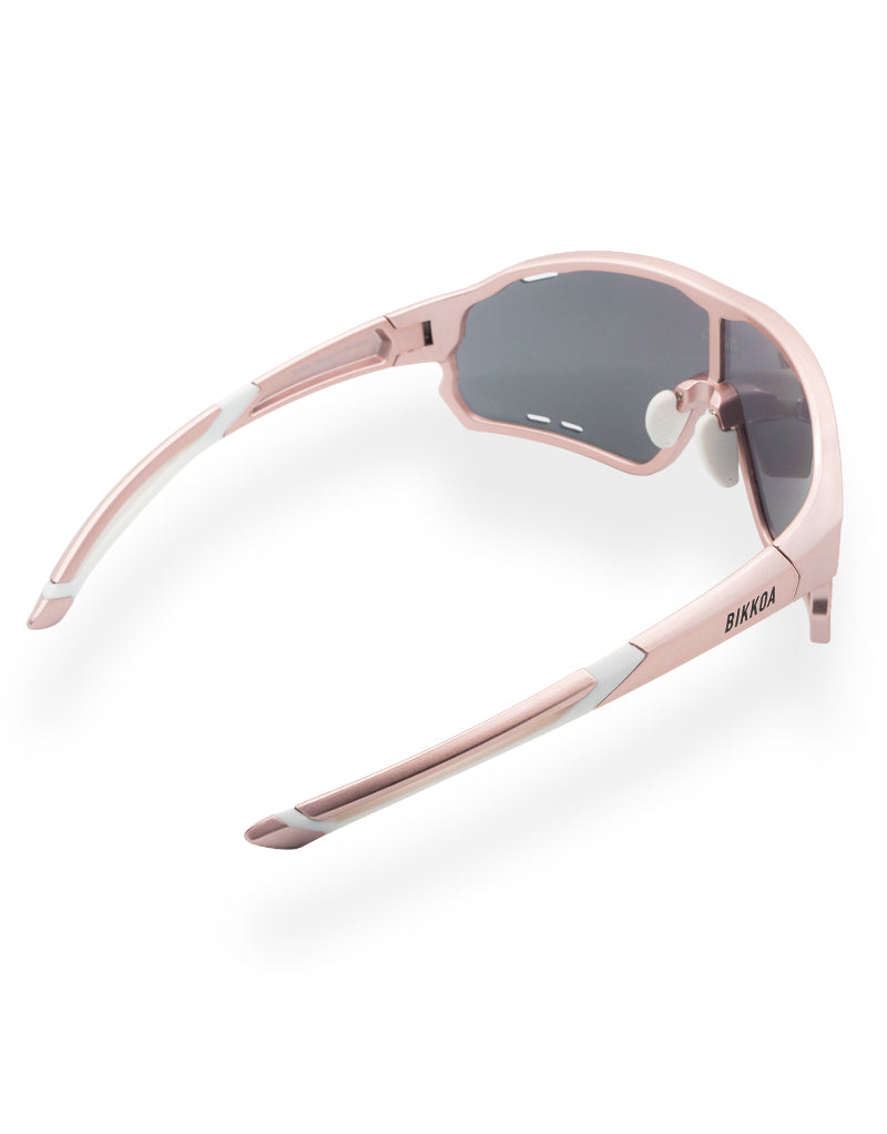 Vista trasera lateral de gafas BIKKOA NEXO rose gold con ajuste ergonómico y estilo deportivo - Oro Rosa