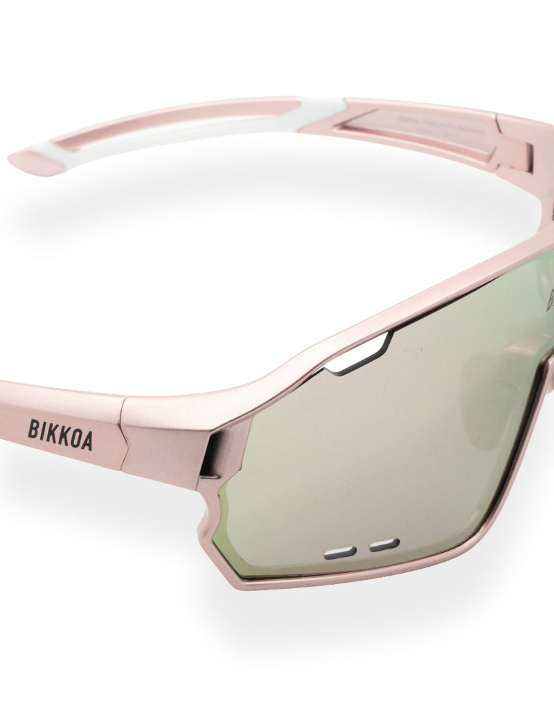 Detalle lateral de gafas BIKKOA NEXO rose gold con acabado premium y diseño aerodinámico - Oro Rosa