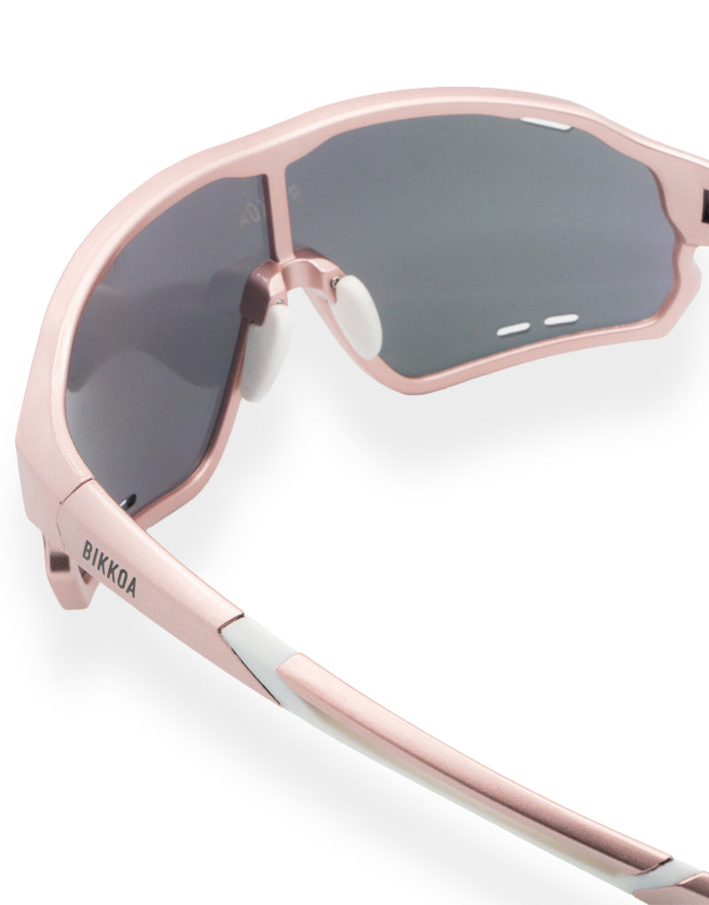 Detalle interior de gafas BIKKOA NEXO rose gold con lente técnica y soporte nasal confortable - Oro Rosa